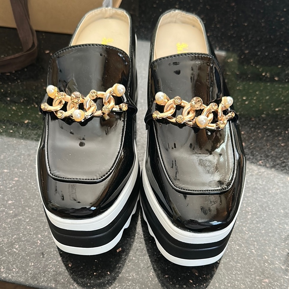 Stylish Black Platform Loafers with Gold Chain and Patent Leather